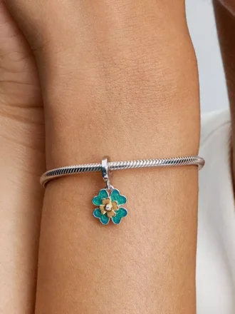 2025 Vierblättriges Kleeblatt-Dangle Charm mit im Labor gezüchtetem Diamanten, 0,009 ct insgesamt, Sterlingsilber, 14-karätige Vergoldung