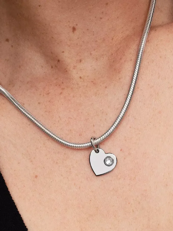April gravierbarer Herz-Dangle Charm mit klarem Stein aus Sterlingsilber April gravierbarer Herz-Dangle Charm mit klarem Stein aus Sterlingsilber