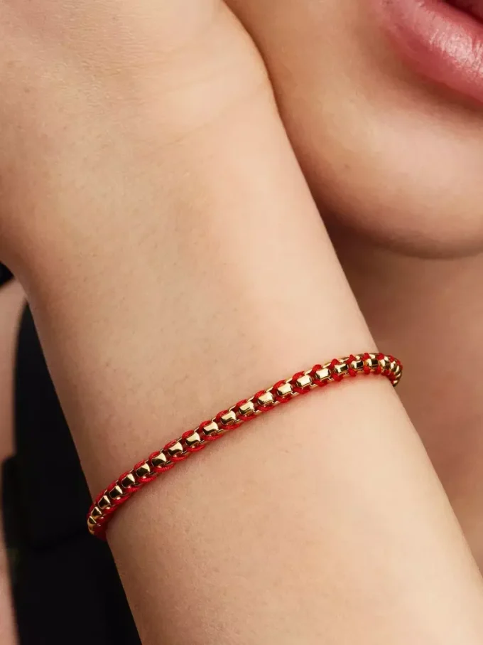 Armband mit Snake Chain und rotem Textilschnurband, 14-karätig vergoldet