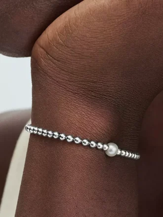 Armbänder aus behandelten Süßwasser-Zuchtperlen und Perlen in Sterlingsilber