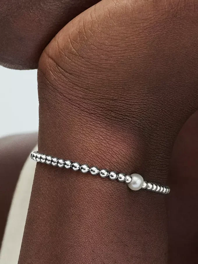 Armbänder aus behandelten Süßwasser-Zuchtperlen und Perlen in Sterlingsilber Armbänder aus behandelten Süßwasser-Zuchtperlen und Perlen in Sterlingsilber