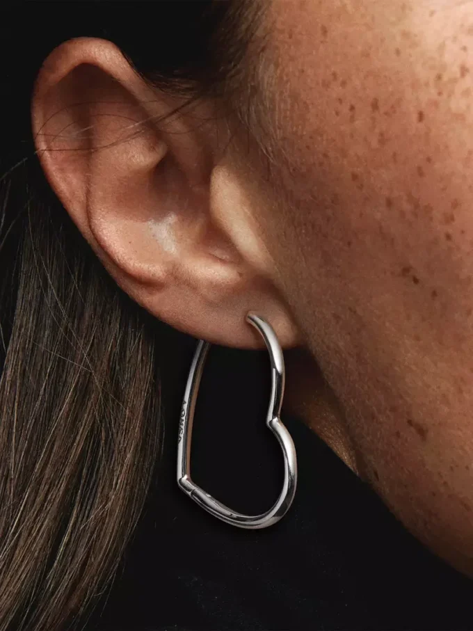Asymmetrische Herz-Ohrringe aus Sterlingsilber Asymmetrische Herz-Ohrringe aus Sterlingsilber