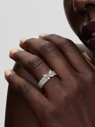 Auffälliger Ring mit funkelndem Schmetterling aus Sterlingsilber