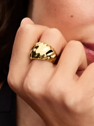Auffälliger Ring mit Wellenmuster, 14-karätig vergoldet