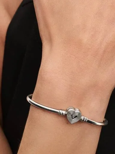 Bangle mit strahlendem Herzverschluss – Sterlingsilber Bangle mit strahlendem Herzverschluss – Sterlingsilber