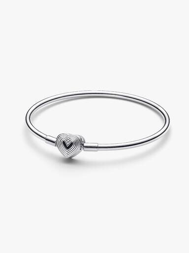 Bangle mit strahlendem Herzverschluss – Sterlingsilber Bangle mit strahlendem Herzverschluss – Sterlingsilber