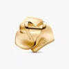 Übergroßer Charm „Rose in Bloom“ mit 14-karätiger Vergoldung Übergroßer Charm „Rose in Bloom“ mit 14-karätiger Vergoldung