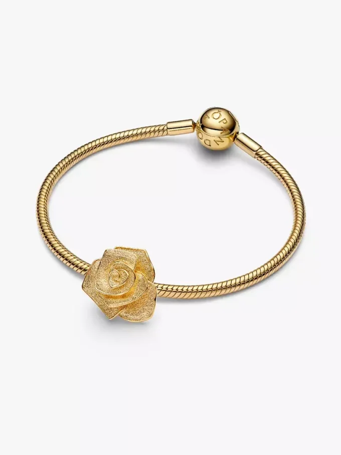Übergroßer Charm „Rose in Bloom“ mit 14-karätiger Vergoldung Übergroßer Charm „Rose in Bloom“ mit 14-karätiger Vergoldung