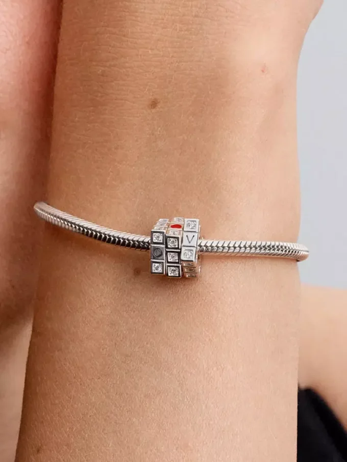 Beweglicher Spielzeugwürfel-Charm aus Sterlingsilber Beweglicher Spielzeugwürfel-Charm aus Sterlingsilber