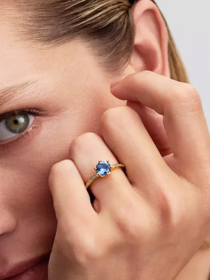 Blauer funkelnder Kronen-Solitärring, 14-karätig vergoldet Blauer funkelnder Kronen-Solitärring, 14-karätig vergoldet