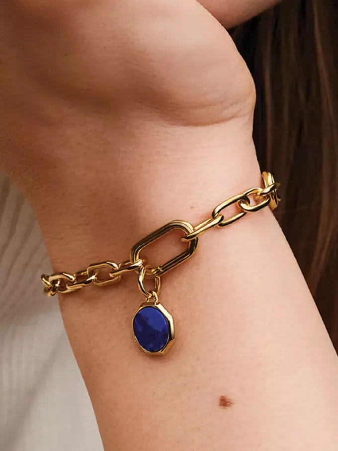 Blaues, gravierbares Mini-Medaillon-Charm, 14-karätig vergoldet Blaues, gravierbares Mini-Medaillon-Charm, 14-karätig vergoldet