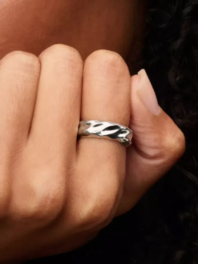 Breiter Ring mit gewelltem Band aus Sterlingsilber Breiter Ring mit gewelltem Band aus Sterlingsilber