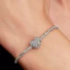 Bridgerton-Charm mit Waben- und Bienenherz-Motiv, Sterlingsilber, 14 Karat vergoldet Bridgerton-Charm mit Waben- und Bienenherz-Motiv, Sterlingsilber, 14 Karat vergoldet