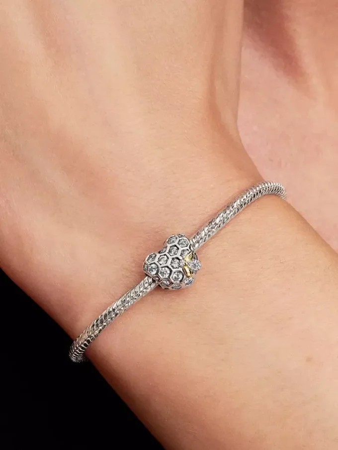 Bridgerton-Charm mit Waben- und Bienenherz-Motiv, Sterlingsilber, 14 Karat vergoldet Bridgerton-Charm mit Waben- und Bienenherz-Motiv, Sterlingsilber, 14 Karat vergoldet