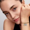 Bridgerton Schmetterling & Biene – teilbarer Dangle Charm aus Sterlingsilber, 14-karätig vergoldet Bridgerton Schmetterling & Biene – teilbarer Dangle Charm aus Sterlingsilber, 14-karätig vergoldet