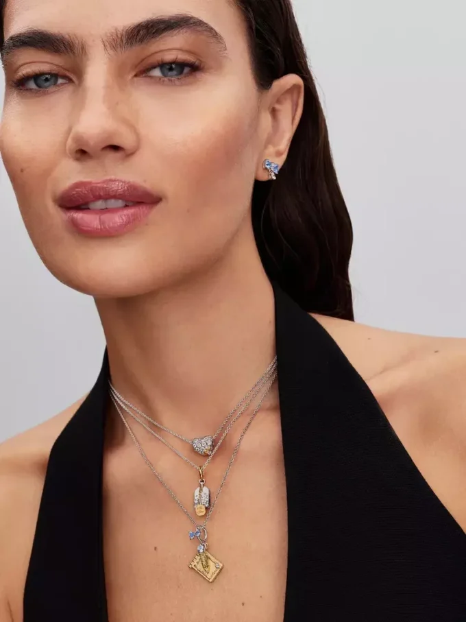Bridgerton-Tanzkarte & Bleistift-Dangle Charm aus Sterlingsilber, 14 Karat vergoldet Bridgerton-Tanzkarte & Bleistift-Dangle Charm aus Sterlingsilber, 14 Karat vergoldet
