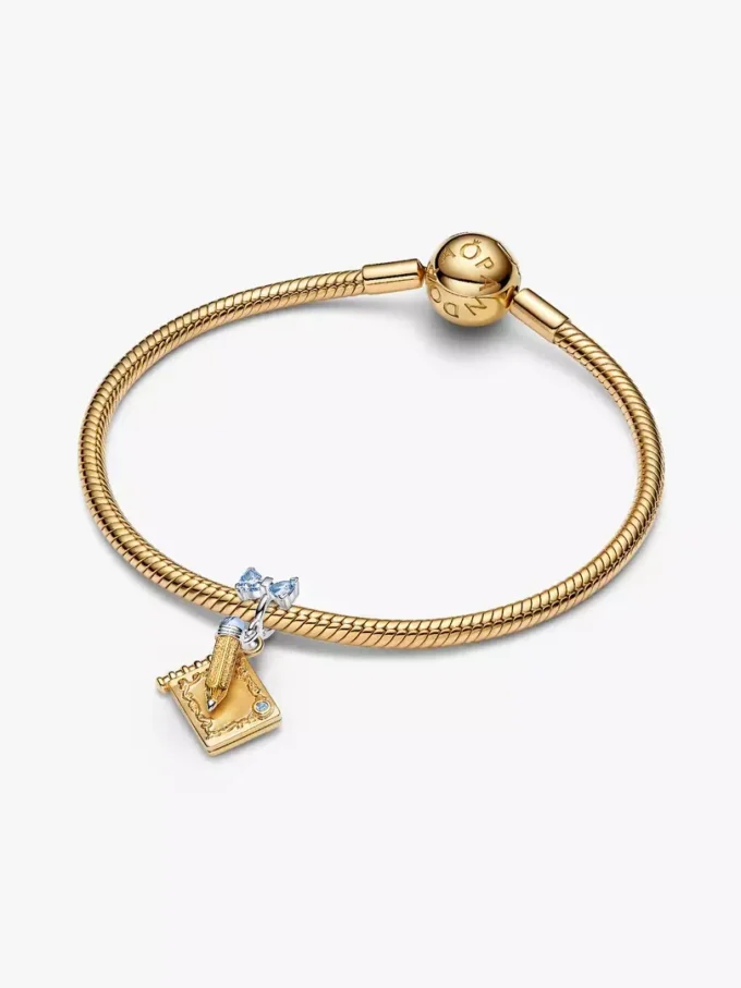 Bridgerton-Tanzkarte & Bleistift-Dangle Charm aus Sterlingsilber, 14 Karat vergoldet Bridgerton-Tanzkarte & Bleistift-Dangle Charm aus Sterlingsilber, 14 Karat vergoldet