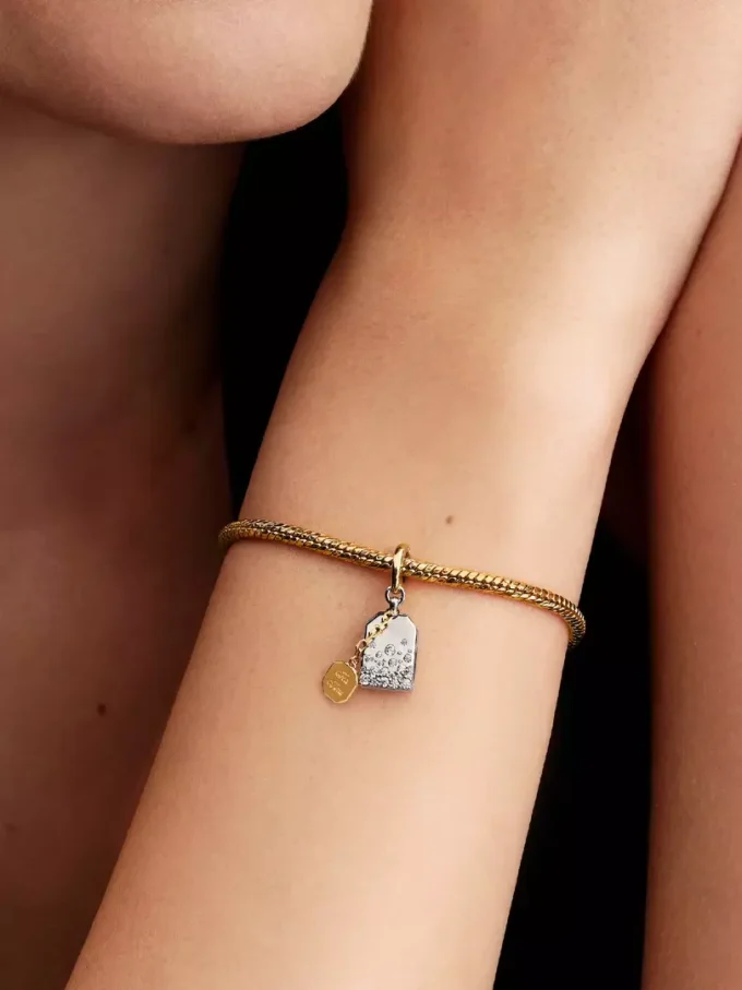 Bridgerton-Teebeutel-Dangle Charm aus Sterlingsilber, 14-karätig vergoldet Bridgerton-Teebeutel-Dangle Charm aus Sterlingsilber, 14-karätig vergoldet