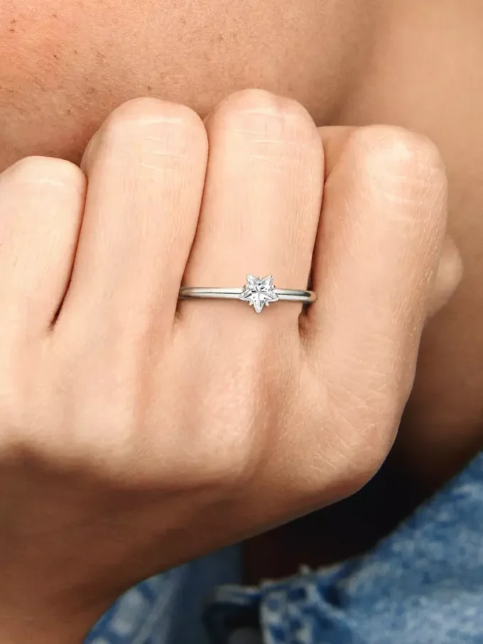 Celestial Sparkling Star Solitaire Ring aus Sterlingsilber Celestial Sparkling Star Solitaire Ring aus Sterlingsilber