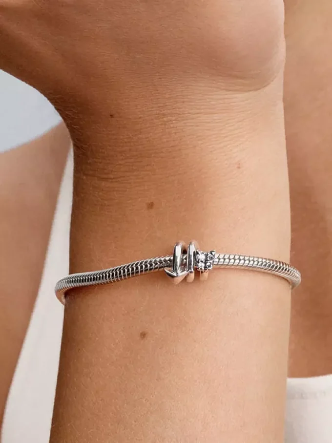 Charm „Gewundener Pfeil“ aus Sterlingsilber Charm „Gewundener Pfeil“ aus Sterlingsilber