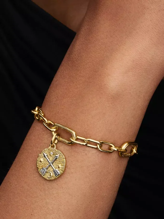 Charm „Kreuzende Pfeile“ aus Sterlingsilber, 14-karätig vergoldet Charm „Kreuzende Pfeile“ aus Sterlingsilber, 14-karätig vergoldet
