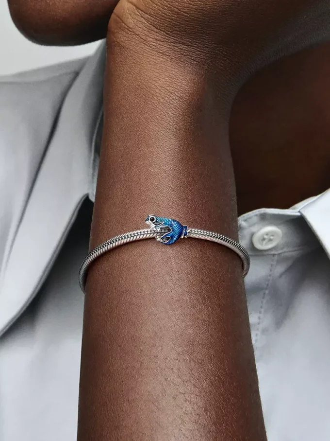 Charm „Metallic Blue Gecko“ aus Sterlingsilber Charm „Metallic Blue Gecko“ aus Sterlingsilber