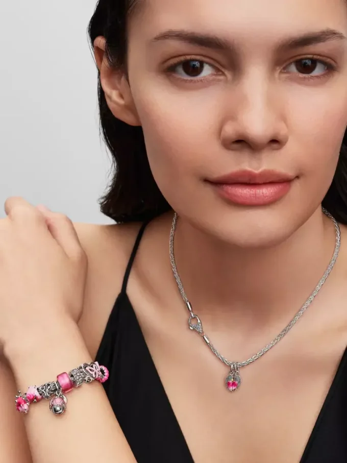 Pavé-Verschluss-Armband mit Fuchsschwanz-Charm aus Sterlingsilber Pavé-Verschluss-Armband mit Fuchsschwanz-Charm aus Sterlingsilber