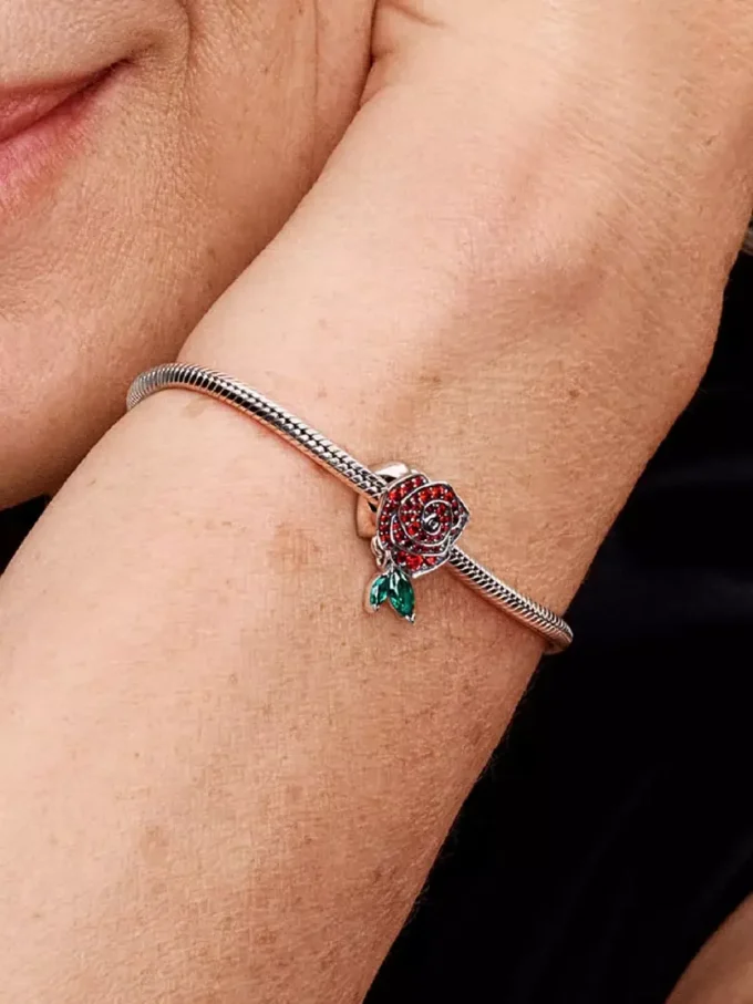 Charm „Sparkling Rose in Bloom“ aus Sterlingsilber Charm „Sparkling Rose in Bloom“ aus Sterlingsilber