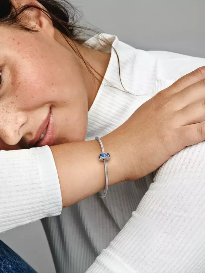 Clip Charm aus Sterlingsilber mit blauem Pavé Clip Charm aus Sterlingsilber mit blauem Pavé