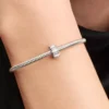 Clip Charm aus Sterlingsilber mit Steinen und Emaille Clip Charm aus Sterlingsilber mit Steinen und Emaille