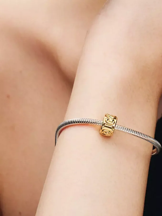 Clip Charm mit geknoteten Herzen, 14 Karat vergoldet Clip Charm mit geknoteten Herzen, 14 Karat vergoldet