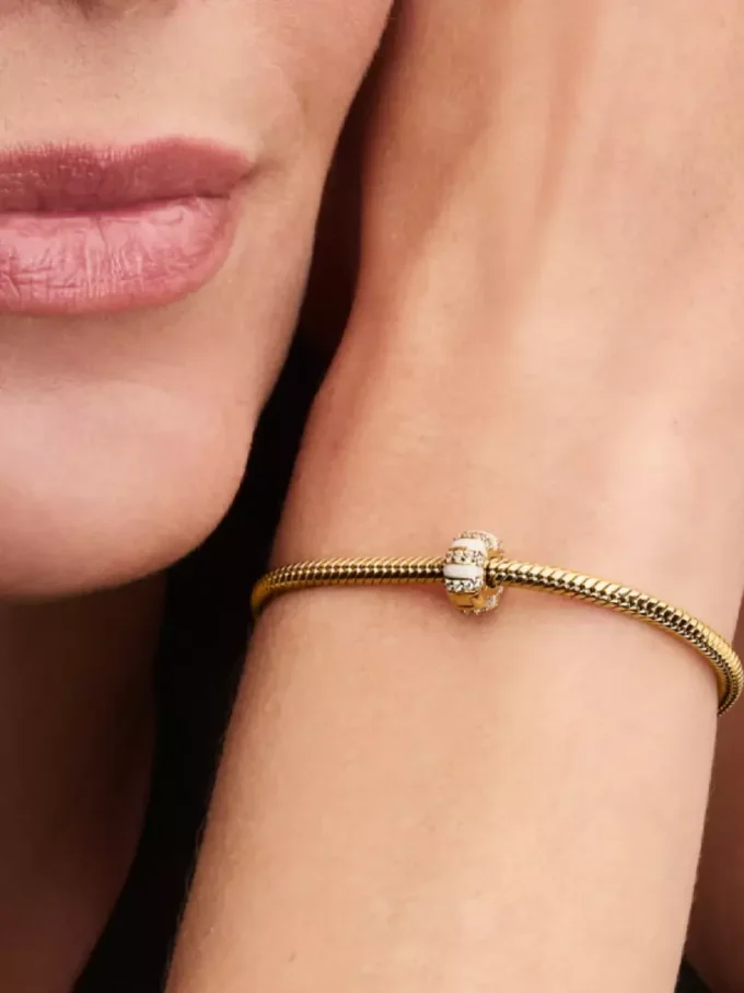 Clip Charm mit Steinen und Emaille, 14-karätig vergoldet Clip Charm mit Steinen und Emaille, 14-karätig vergoldet