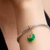 Dangle Charm aus grünem Murano Glass in Schlangenform, 14-karätig vergoldet Dangle Charm aus grünem Murano Glass in Schlangenform, 14-karätig vergoldet