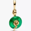 Dangle Charm aus grünem Murano Glass in Schlangenform, 14-karätig vergoldet Dangle Charm aus grünem Murano Glass in Schlangenform, 14-karätig vergoldet