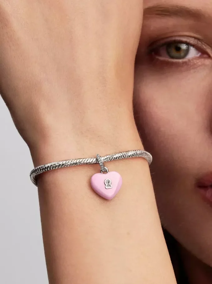Dangle Charm aus Sterlingsilber mit rosa Keramik-Herz und Vorhängeschloss Dangle Charm aus Sterlingsilber mit rosa Keramik-Herz und Vorhängeschloss