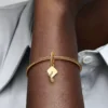 Dangle Charm in Form einer Abschlusskappe, 14 Karat vergoldet