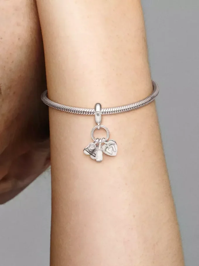 Dangle Charm in Form von Babyflasche und Schuhen aus Sterlingsilber Dangle Charm in Form von Babyflasche und Schuhen aus Sterlingsilber