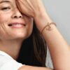 Dangle Charm mit Flugzeug, Globus und Koffer – 14 Karat Roségold-Beschichtung Dangle Charm mit Flugzeug, Globus und Koffer – 14 Karat Roségold-Beschichtung