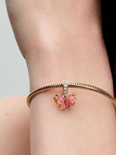 Dangle Charm mit rosa-gelbem Murano Glass-Schmetterling – 14 Karat Roségold-Beschichtung Dangle Charm mit rosa-gelbem Murano Glass-Schmetterling – 14 Karat Roségold-Beschichtung