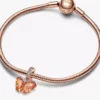 Dangle Charm mit Schmetterling aus rosa und gelbem Murano Glass, 14 Karat Roségold-Beschichtung Dangle Charm mit Schmetterling aus rosa und gelbem Murano Glass, 14 Karat Roségold-Beschichtung