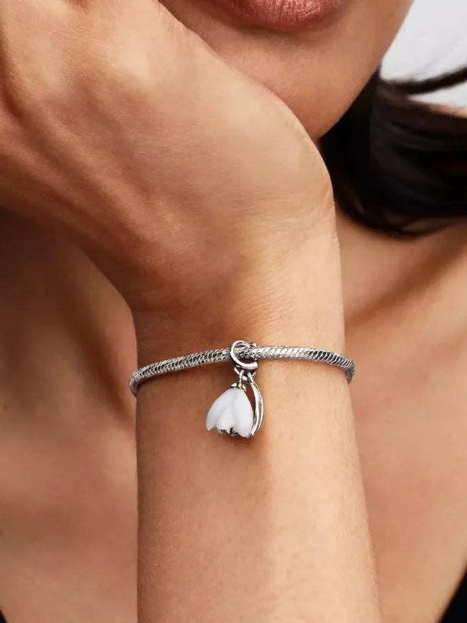 Dangle Charm mit Schneeglöckchenblüte aus Sterlingsilber Dangle Charm mit Schneeglöckchenblüte aus Sterlingsilber