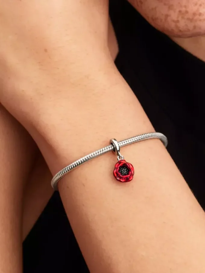 Dangle Charm „Red Flower“ aus Sterlingsilber Dangle Charm „Red Flower“ aus Sterlingsilber