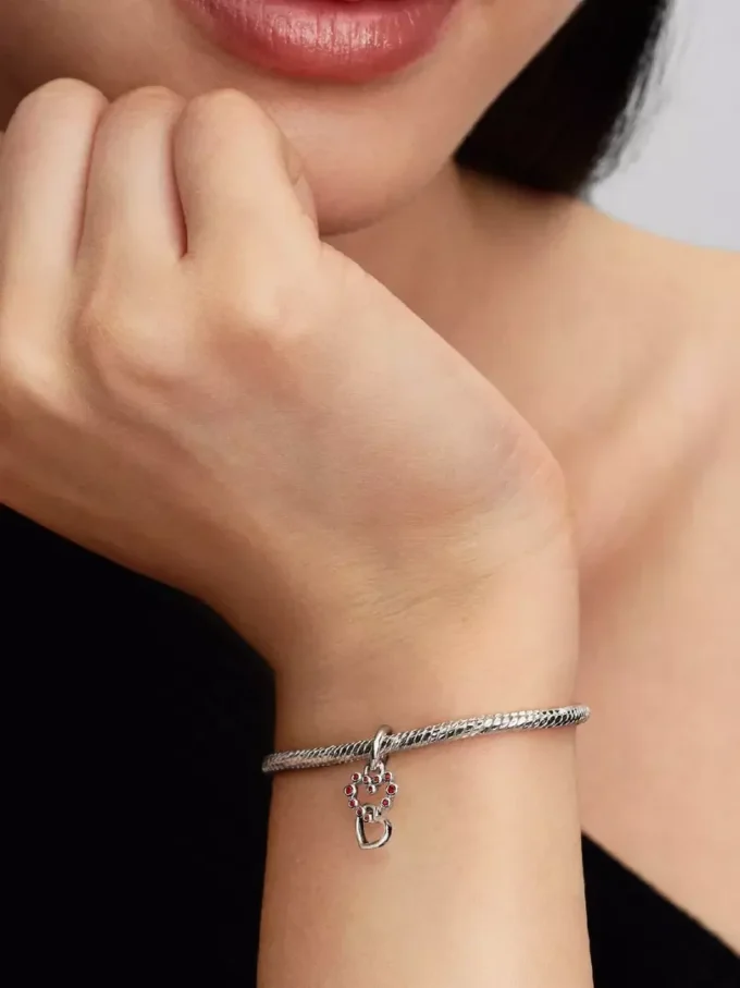 Dangle Charm „Verbundene Herzen & rote Steine“ aus Sterlingsilber Dangle Charm „Verbundene Herzen & rote Steine“ aus Sterlingsilber