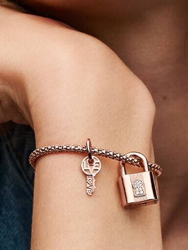 Dangle Charm „Vorhängeschloss & Schlüssel“ – 14 Karat Roségold-Beschichtung Dangle Charm „Vorhängeschloss & Schlüssel“ – 14 Karat Roségold-Beschichtung