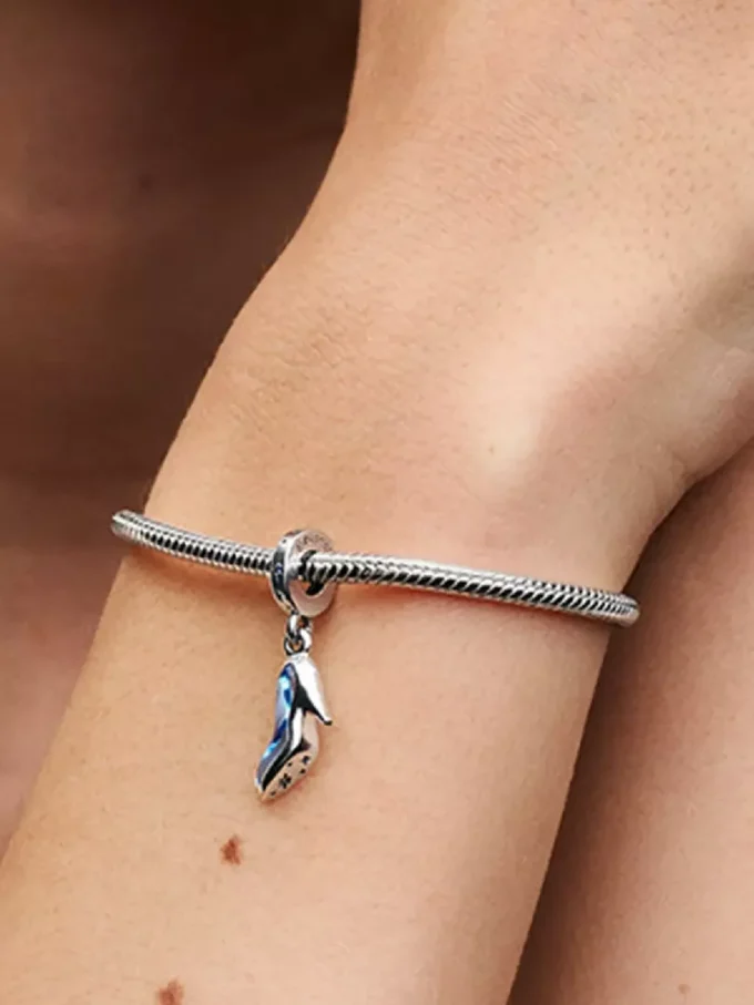 Disney Cinderella’s Glass Slipper Dangle Charm aus Sterlingsilber Disney Cinderella’s Glass Slipper Dangle Charm aus Sterlingsilber