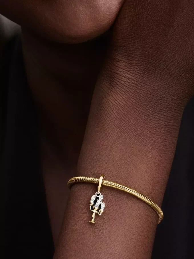 Disney „Die Schöne und das Biest“ Lumiere-Dangle Charm aus Sterlingsilber, 14-karätig vergoldet Disney „Die Schöne und das Biest“ Lumiere-Dangle Charm aus Sterlingsilber, 14-karätig vergoldet