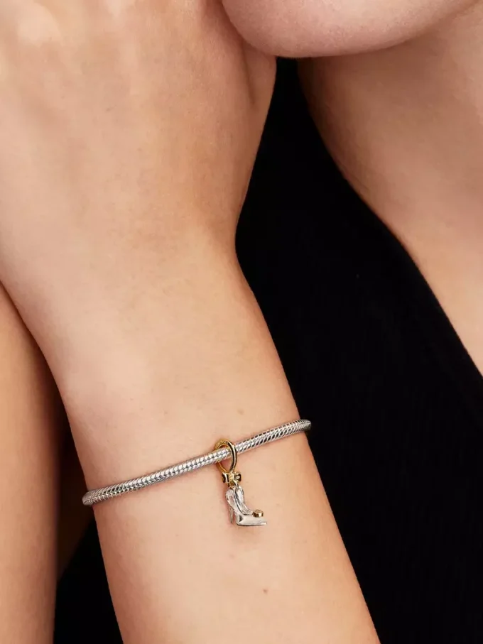 Disney-Prinzessin Cinderella Dangle Charm 0,012 ct TW, Sterlingsilber, 14-karätige Vergoldung Disney-Prinzessin Cinderella Dangle Charm 0,012 ct TW, Sterlingsilber, 14-karätige Vergoldung