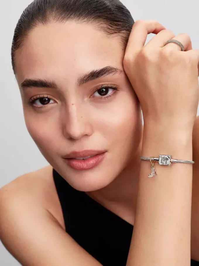 Disney-Prinzessin Cinderella Dangle Charm 0,012 ct TW, Sterlingsilber, 14-karätige Vergoldung Disney-Prinzessin Cinderella Dangle Charm 0,012 ct TW, Sterlingsilber, 14-karätige Vergoldung