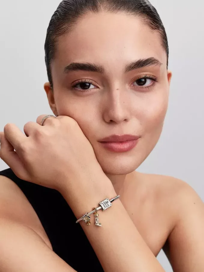 Disney-Prinzessin Cinderella Dangle Charm 0,012 ct TW, Sterlingsilber, 14-karätige Vergoldung Disney-Prinzessin Cinderella Dangle Charm 0,012 ct TW, Sterlingsilber, 14-karätige Vergoldung