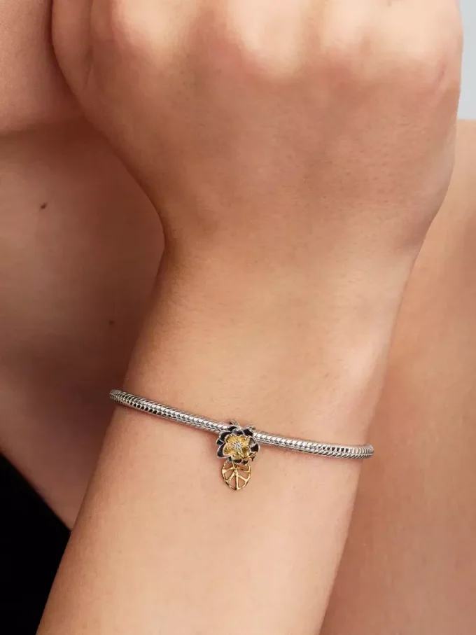 Disney-Prinzessin Tiana Wasserlilie-Charm mit synthetischem Diamanten 0,012 ct TW, Sterlingsilber, 14-karätige Vergoldung Disney-Prinzessin Tiana Wasserlilie-Charm mit synthetischem Diamanten 0,012 ct TW, Sterlingsilber, 14-karätige Vergoldung